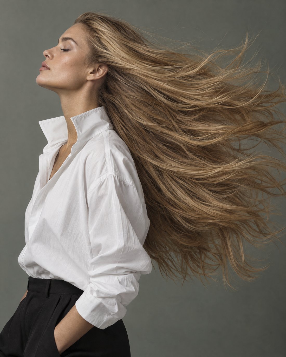 Model in profiel met lang haar in beweging